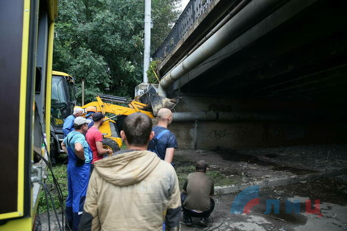 Ликвидация последствий взрыва газопровода в районе парка имени 1 Мая, Луганск, 18 июня 2021 года