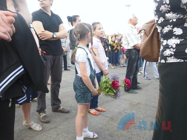 Около тысячи человек собрались на митинг-реквием в Алчевске почтить память Алексея Мозгового