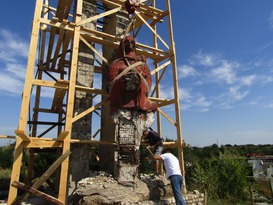 Строители демонтировали памятник "Казачка с хлебом" в Станице для установки новой статуи