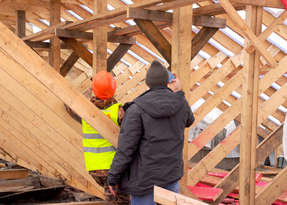 Строители из Красноярского края начали ремонт крыш в Свердловске