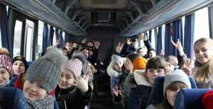 Дети из ЛНР, с 9 февраля отдыхавшие в подмосковном лагере "Снегири",  вернулись домой