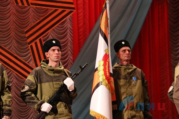 Плотницкий вручил боевое знамя отдельному казачьему полку им. Платова