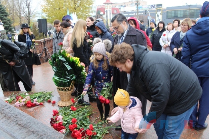 Возложение цветов к восстановленному после теракта памятнику защитникам Республики "Они отстояли Родину", Луганск, 4 ноября 2017 года