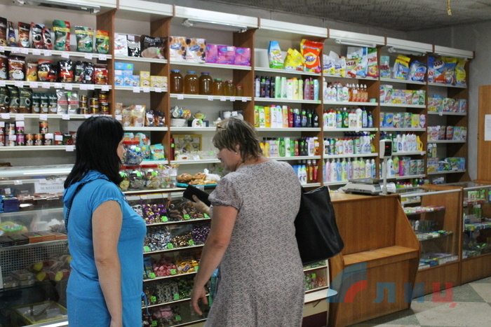 "Пустые", по версии украинских СМИ, полки магазинов в Антраците, 13 июля 2015 года