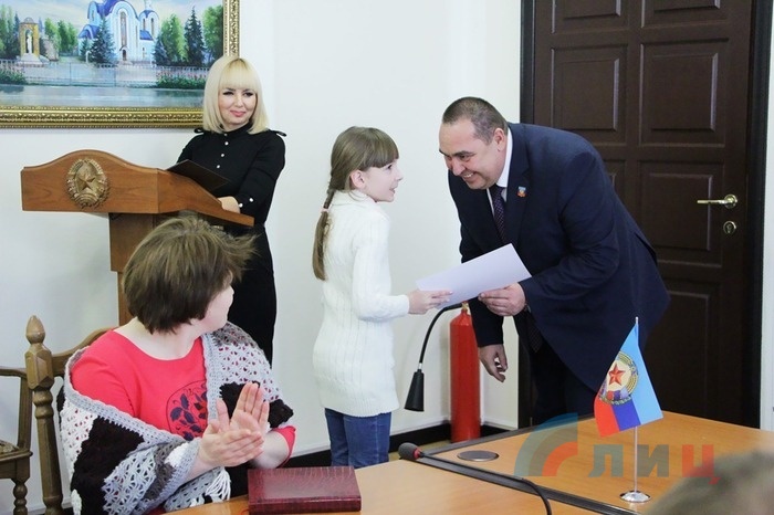 Вручение главой ЛНР поощрительных денежных сертификатов лучшим спортсменам Республики, Луганск, 27 декабря 2016 года