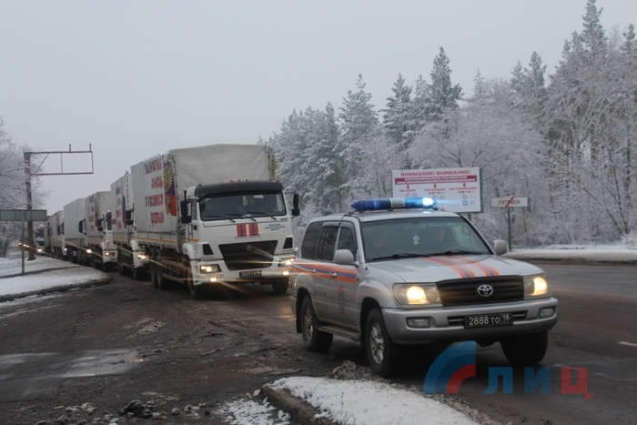 Прибытие и разгрузка автомобилей очередного, 72-го, гуманитарного конвоя МЧС РФ, Луганск, 21 декабря 2017 года