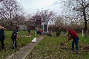 Активисты "Мира Луганщине" провели субботник на территории братской могилы в Комиссаровке