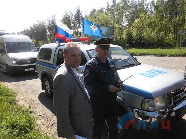 Доставка гумпомощи в ЛНР 26-м конвоем МЧС РФ, Луганск, 14 мая 2015 года