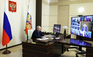 Путин в режиме онлайн принял участие в открытии нового спецзала по тяжелой атлетике в Луганске