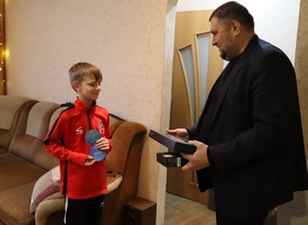 Глава Лутугинского район в рамках "Елки желаний" исполнил мечту мальчика из Алчевска