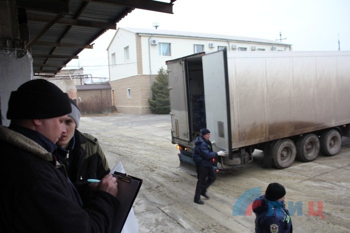 Разгрузка автомобилей 61-го гуманитарного конвоя МЧС России, Луганск, 28 февраля 2017 года