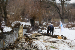 Жители перевальского поселка на субботнике расчистили прибрежную полосу и русло реки Белая