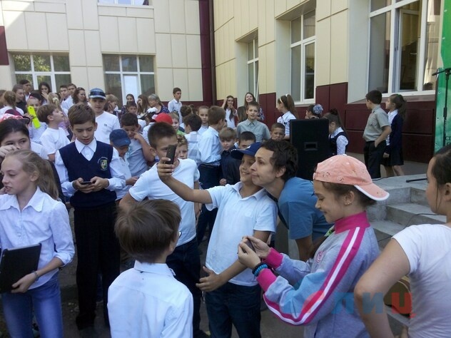 Рок-певица Юлия Чичерина в луганской школе-гимназии №30. Луганск, 11 сентября 2015 года