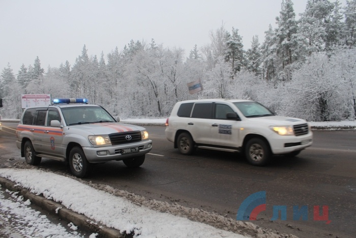 Прибытие и разгрузка автомобилей очередного, 72-го, гуманитарного конвоя МЧС РФ, Луганск, 21 декабря 2017 года