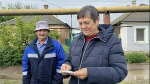 Лутугинские активисты передали родственникам защитников ЛНР письма с передовой