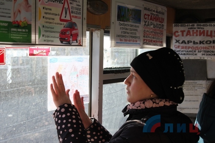 Акция ЮИД по размещению в общественном транспорте рисунков о соблюдении правил дорожного движения, Луганск, 31 марта 2017 года