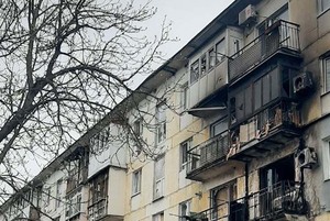 Пожар вспыхнул в жилом доме в Кременной после обстрела ВСУ, пострадали два человека – МЧС