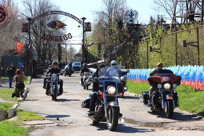 Отправка мотоциклистов мотоклуба "Ночные волки. Донбасс" для участия в мотопробеге "Дороги Победы", Луганск, 25 апреля 2017 года