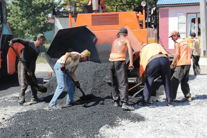 Восстановление дорожного покрытия на территорий Алчевской автостанции № 1, Алчевск, 5 августа 2015 года