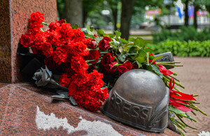 Возложение цветов к Памятному знаку журналистам, погибшим в Донбассе, Луганск, 17 июня 2023 года