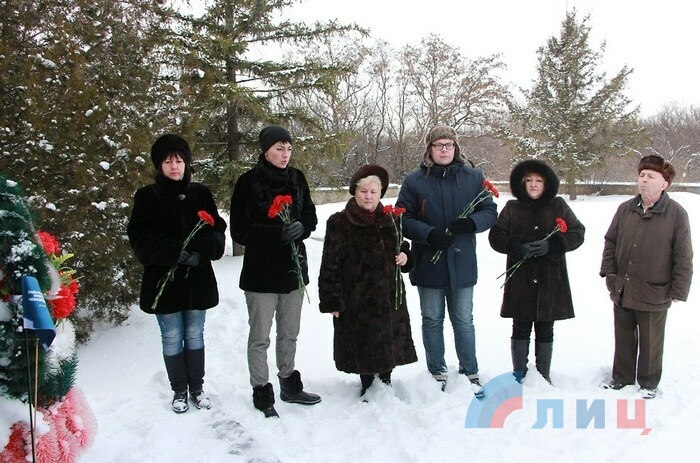 Возложение цветов к братской могиле жертвам фашизма, Луганск, 27 января 2017 года