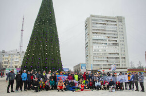 Более 50 луганчан участвовали в новогоднем забеге и водили хоровод у главной елки ЛНР