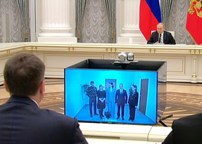 Путин онлайн принял участие в церемонии передачи жильцам многоквартирного дома в Луганске