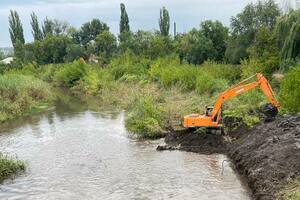 Специалисты Росводресурсов расчищают от мусора реку Лугань в столице ЛНР