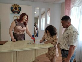 Первая торжественная регистрация брака состоялась в ЗАГСе освобожденной Станицы Луганской