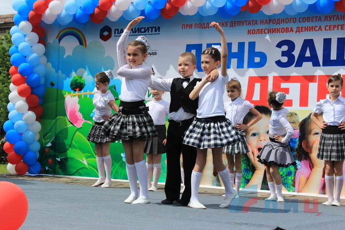 Праздник, посвященный Международному дню защиты детей, в сквере имени "Молодая гвардия", Луганск, 1 июня 2015 года