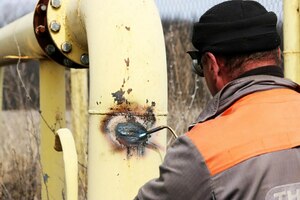 Луганскгаз восстанавливает поврежденные обстрелами ВСУ газопроводы в поселке Подлесное