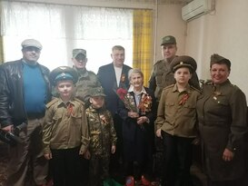 Депутаты и представители Следкома РФ вручили подарки луганским ветеранам и блокадникам