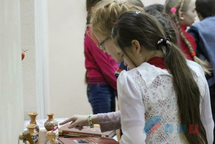 Открытие выставки гончарных изделий мастеров Краснодонского района, Луганск, 6 марта 2017 года