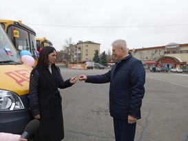 Краснодонские школы получили шесть новых автобусов от Минобразования ЛНР