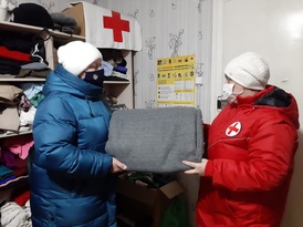 Общество Красного Креста передало гумпомощь семье переселенцев из Харьковской области