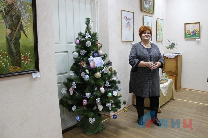 Выставка "С надеждой в Новый год входи!" мастеров народного клуба "Левша" из Луганска и Алчевска, Луганск, 12 января 2018 года