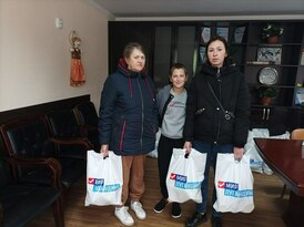 Свердловские активисты "Мира Луганщине" передали гумпомощь 55 беженцам