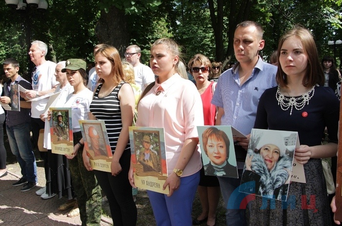 Акция памяти о мирных жителях, погибших в результате авиаудара ВСУ по бывшей ОГА, Луганск, 2 июня 2017 года