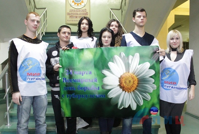 Акция проекта "Волонтер" ОД "Мир Луганщине" ко Всемирному дню борьбы с туберкулезом, Луганск, 24 марта 2016 года
