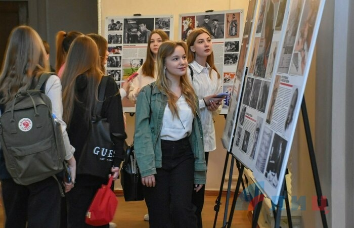 Выставка "Съемочная площадка - Донбасс" открылась в ЛГАКИ в рамках проекта "Наши традиции"