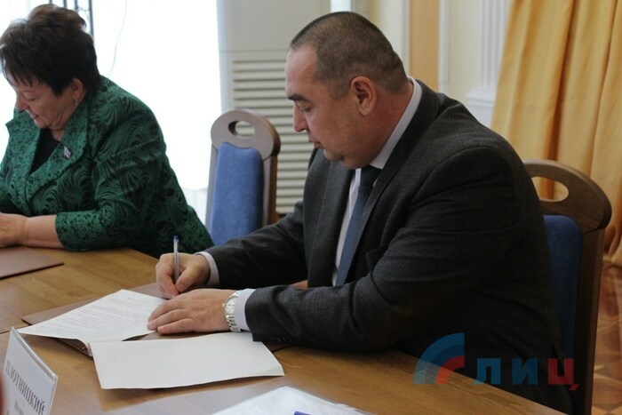 Подписание соглашения о взаимодействии в борьбе с коррупцией между ОД "Мир Луганщине" и "Луганский экономический союз", Луганск, 28 октября 2015 года
