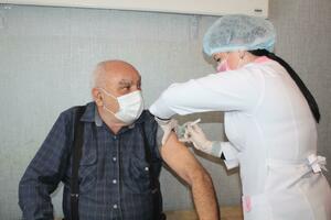 Более 350 жителей Алчевска ежедневно вакцинируются от коронавируса – мэрия