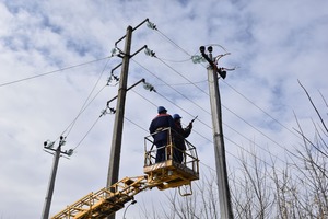 Krasny Luch engineers rebuild war-damaged power line