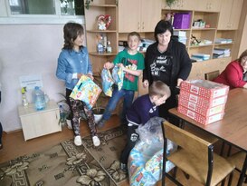 Представители СЖД передали сладости детям-беженцам, эвакуированным в Бирюково