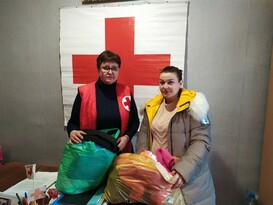 Stakhanov Red Cross provides clothes to displaced Lisichansk family