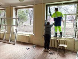 Вологодская область помогла заменить окна и двери в алчевской школе