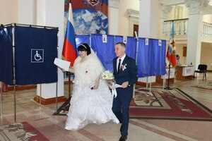 Молодожены из Стаханова в день свадьбы пришли на выборы Президента России