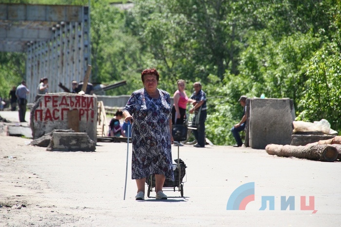Киевские силовики закрыли пункт пропуска в Станицу Луганскую, 22 мая 2015 года