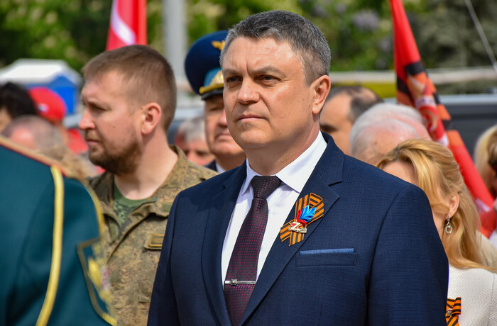 Возложение цветов к Пилону Славы и Вечному огню, Луганск, 9 мая 2023 года