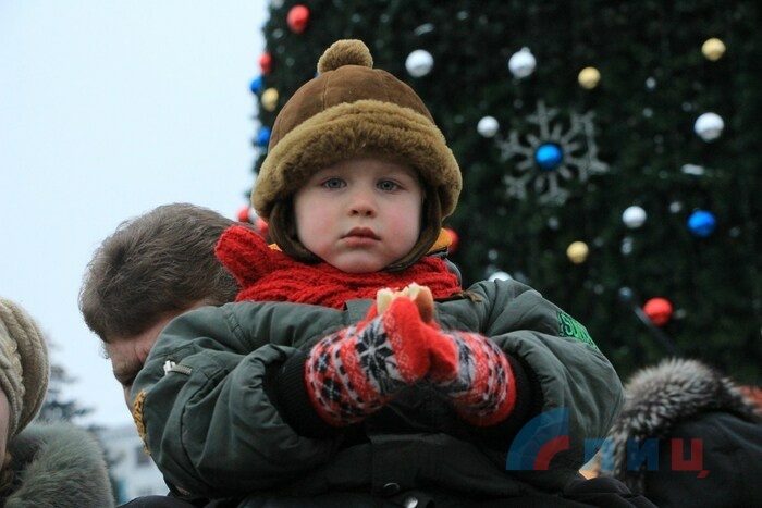 Народные гуляния по случаю открытия главной елки Республики, Луганск, 23 декабря 2016 года